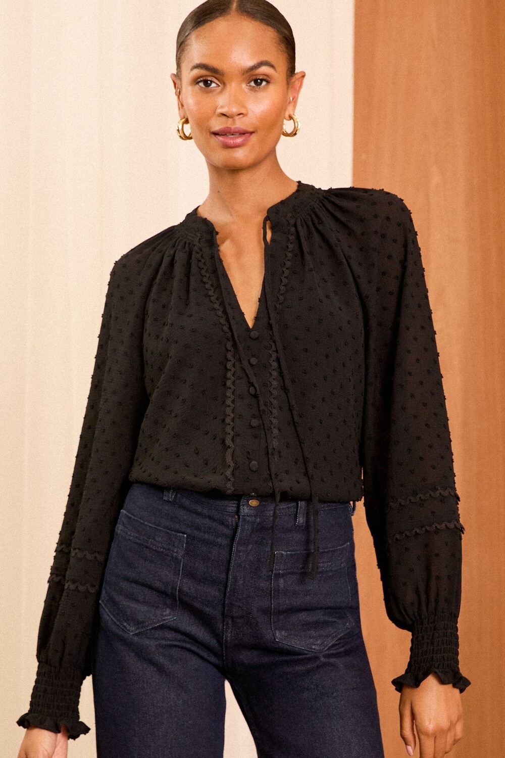 Блузка Добби с завязкой на шее Love & Roses, черный
Блузка Добби с завязкой на шее Love & Roses, черный