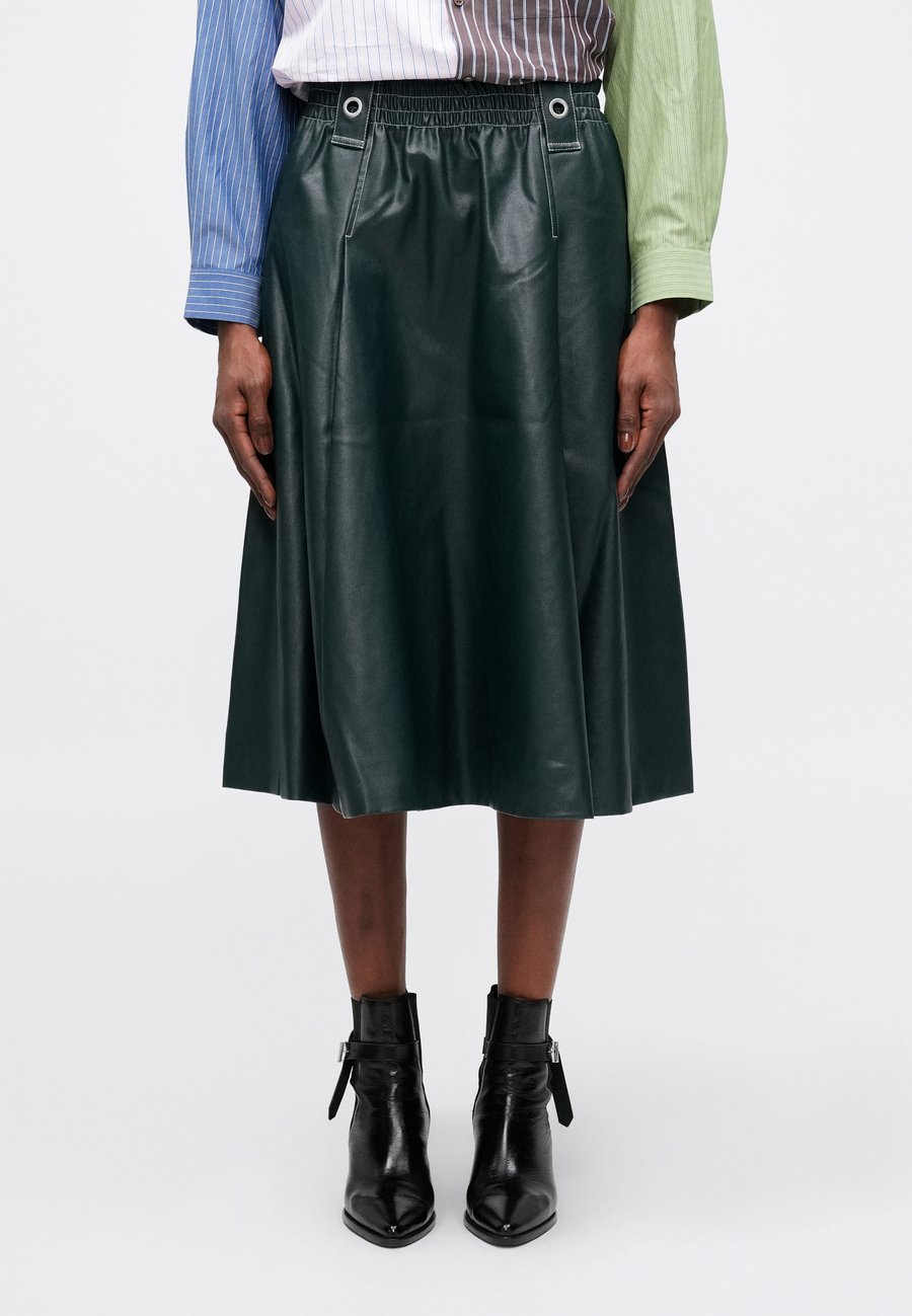 Юбка Stine Goya GATHERED WAIST MIDI SKIRT, Green/Dark Green
Юбка Stine Goya GATHERED WAIST MIDI SKIRT, Green/Dark Green