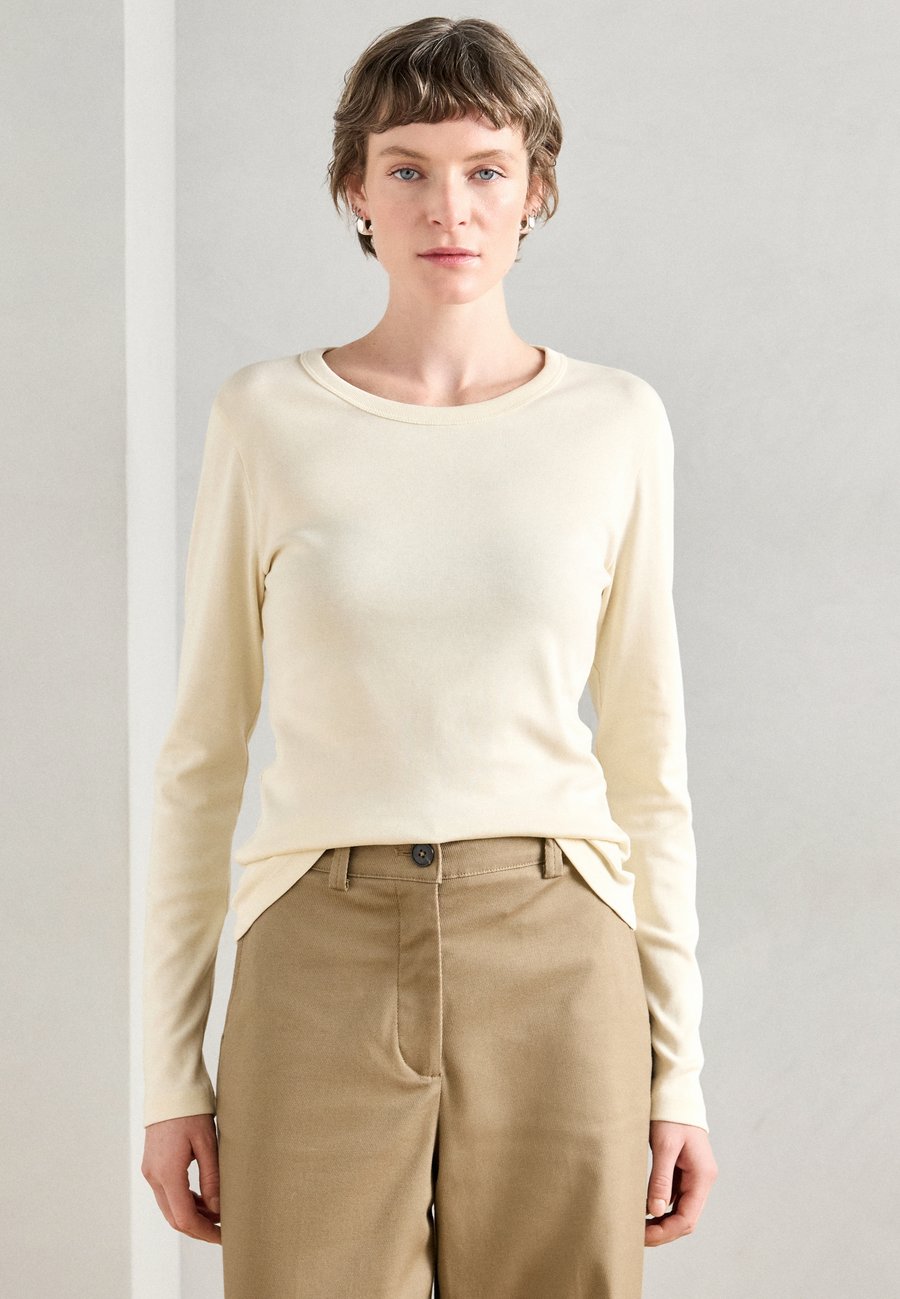 Топ Marc O'Polo CREW NECK, Raw Cream/Off-White
Топ Marc O'Polo CREW NECK, Raw Cream/Off-White