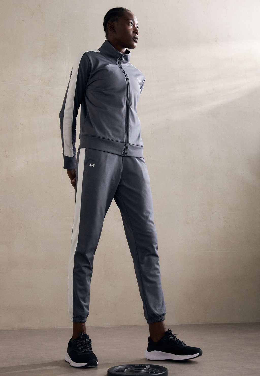 Спортивный костюм TRACKSUIT SET Under Armour, серый 
Спортивный костюм TRACKSUIT SET Under Armour, серый