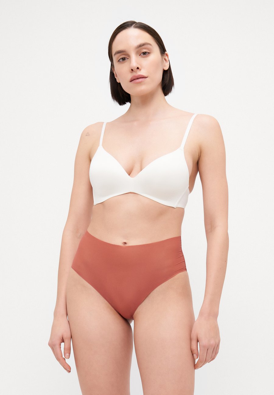 Трусы Chantelle FULL BRIEF 3 PACK, Pink/Beige/Red/Multi-Coloured
Трусы Chantelle FULL BRIEF 3 PACK, Pink/Beige/Red/Multi-Coloured