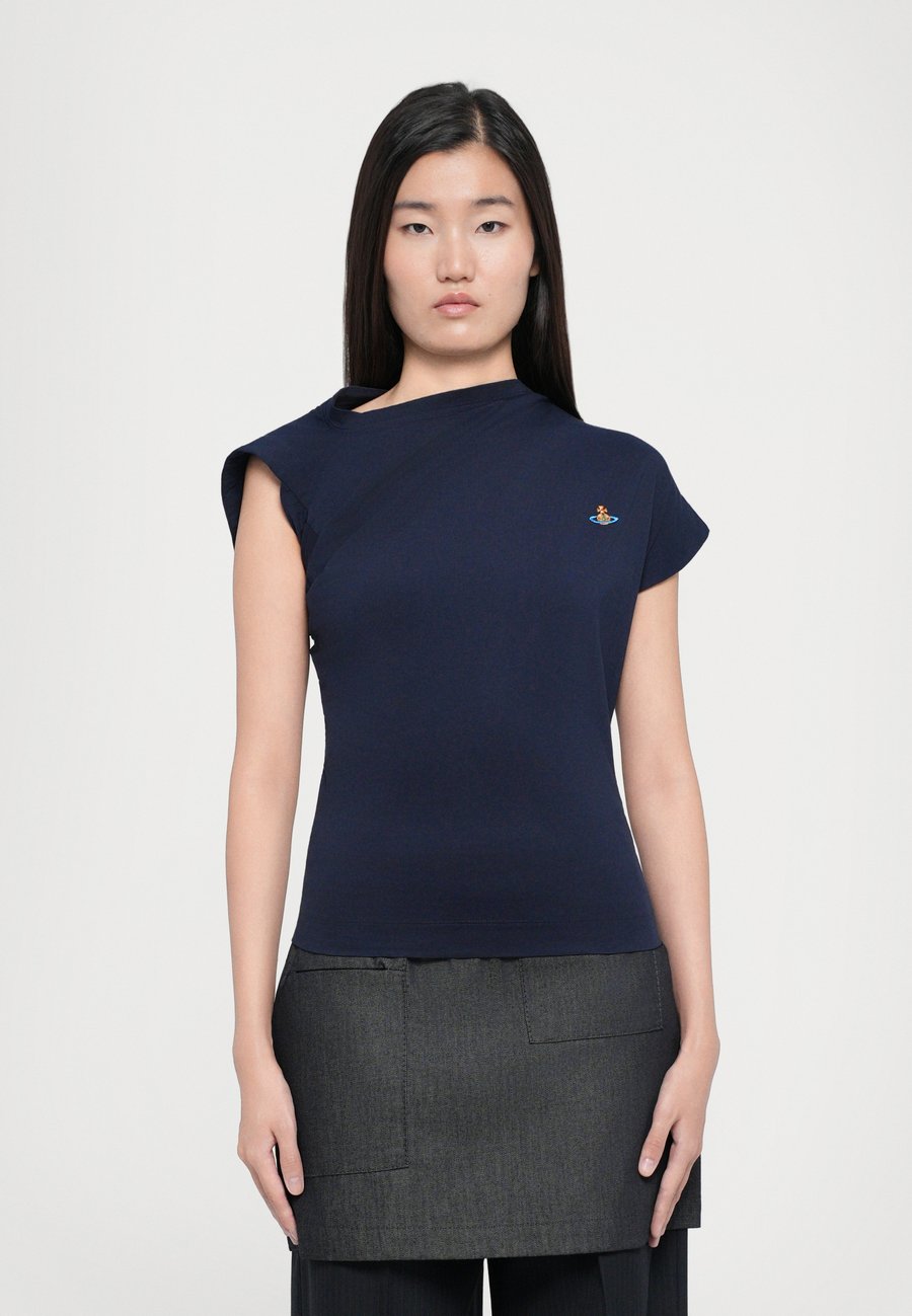 Футболка Vivienne Westwood HEBO, Navy/Dark Blue, Коричневый, Футболка Vivienne Westwood HEBO, Navy/Dark Blue
Футболка Vivienne Westwood HEBO, Navy/Dark Blue, Коричневый, Футболка Vivienne Westwood HEBO, Navy/Dark Blue