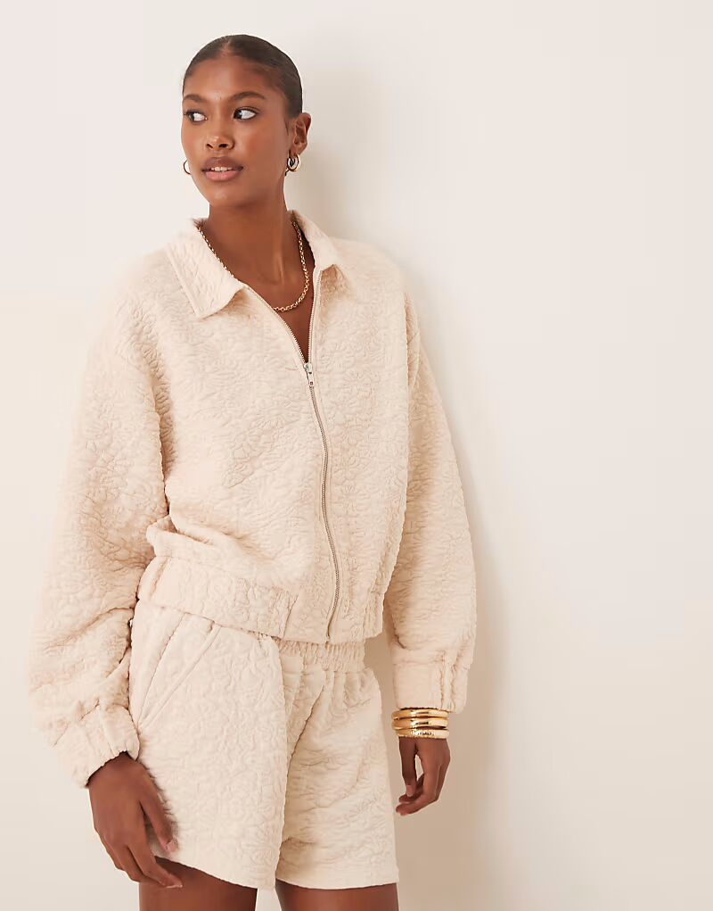 Жакет на молнии с цветочным жаккардом ASOS DESIGN кремового цвета
Жакет на молнии с цветочным жаккардом ASOS DESIGN кремового цвета