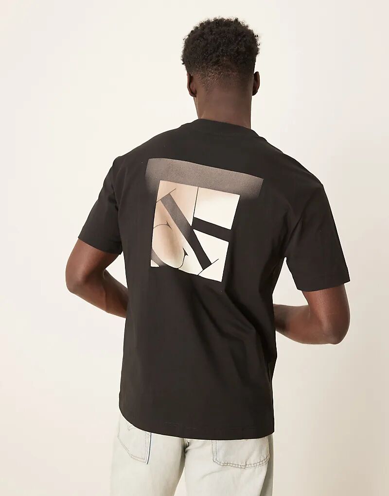 Calvin Klein Jeans – Футболка черного цвета с принтом омбре на спине
Calvin Klein Jeans – Футболка черного цвета с принтом омбре на спине