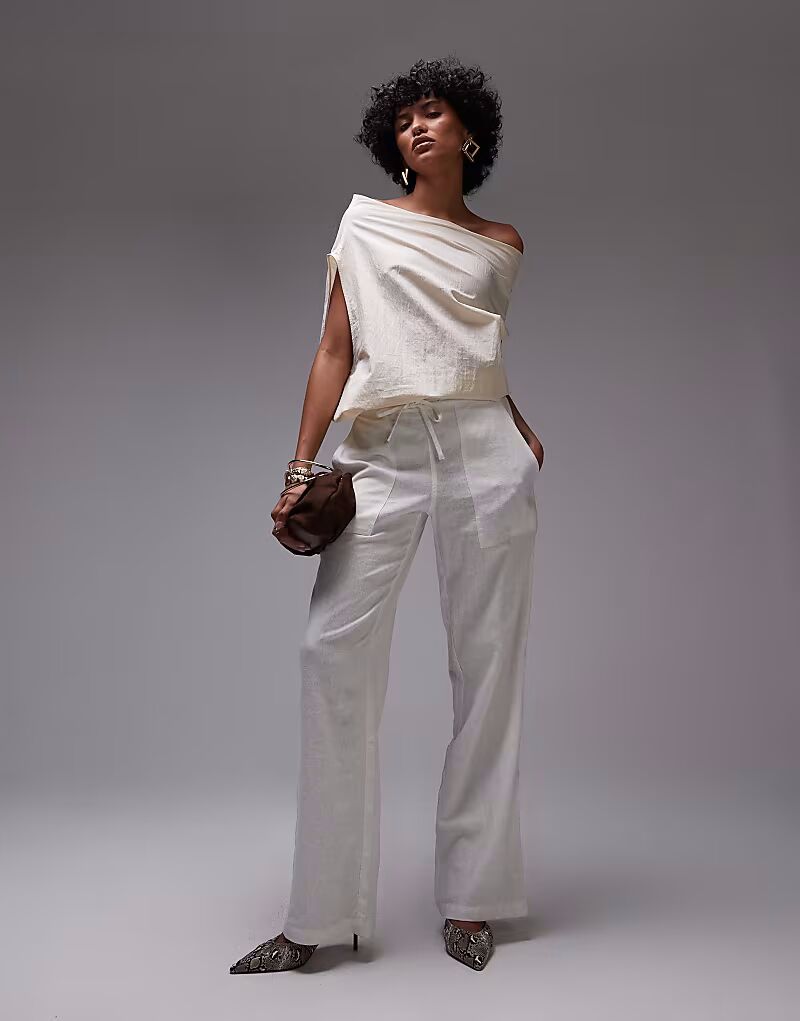 Топ с открытыми плечами цвета экрю от Mango из атласа с присборенной отделкой
Топ с открытыми плечами цвета экрю от Mango из атласа с присборенной отделкой