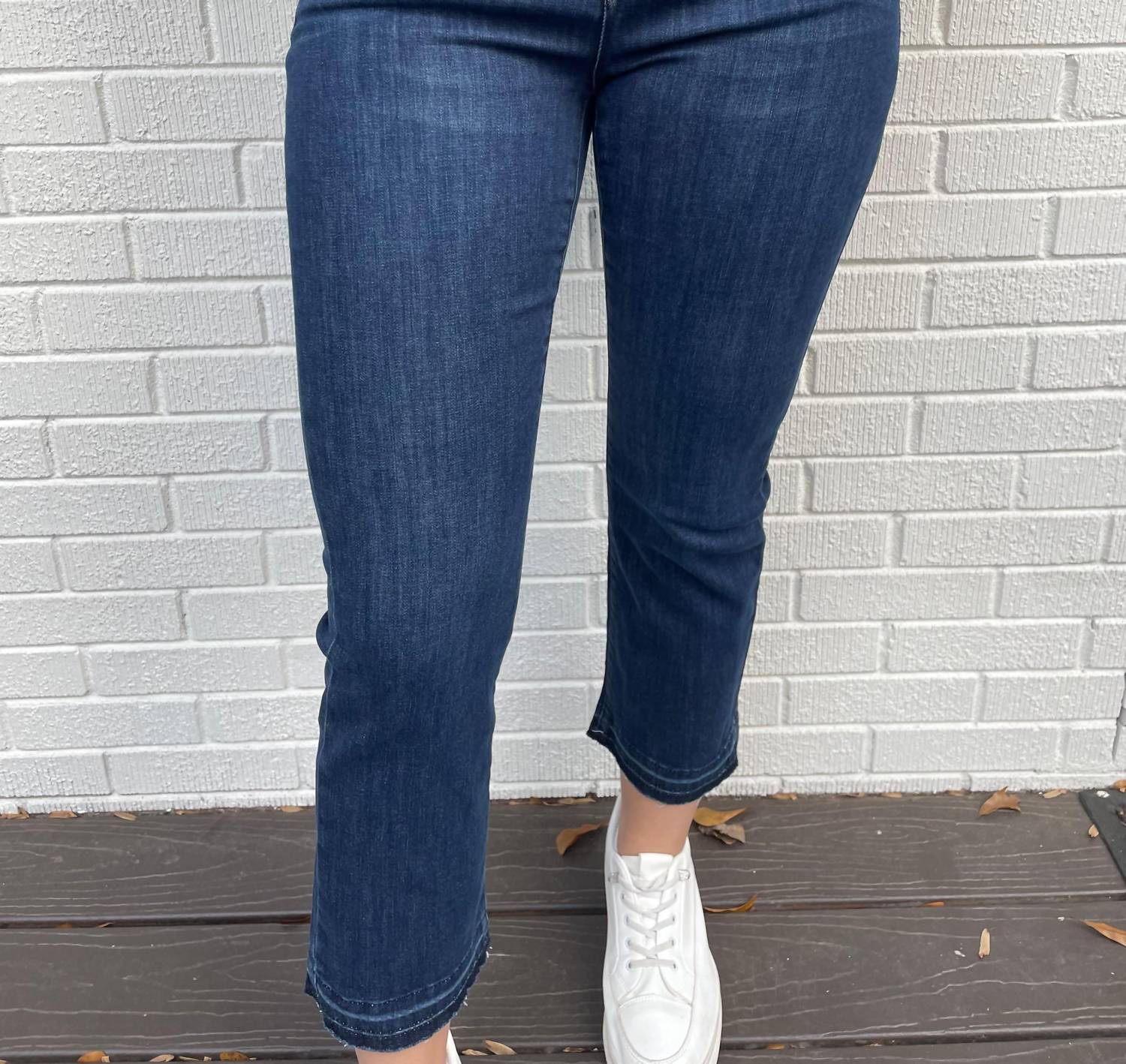 Джинсы Bootcut с необработанным краем темно-синего цвета Elliott Lauren
Джинсы Bootcut с необработанным краем темно-синего цвета Elliott Lauren