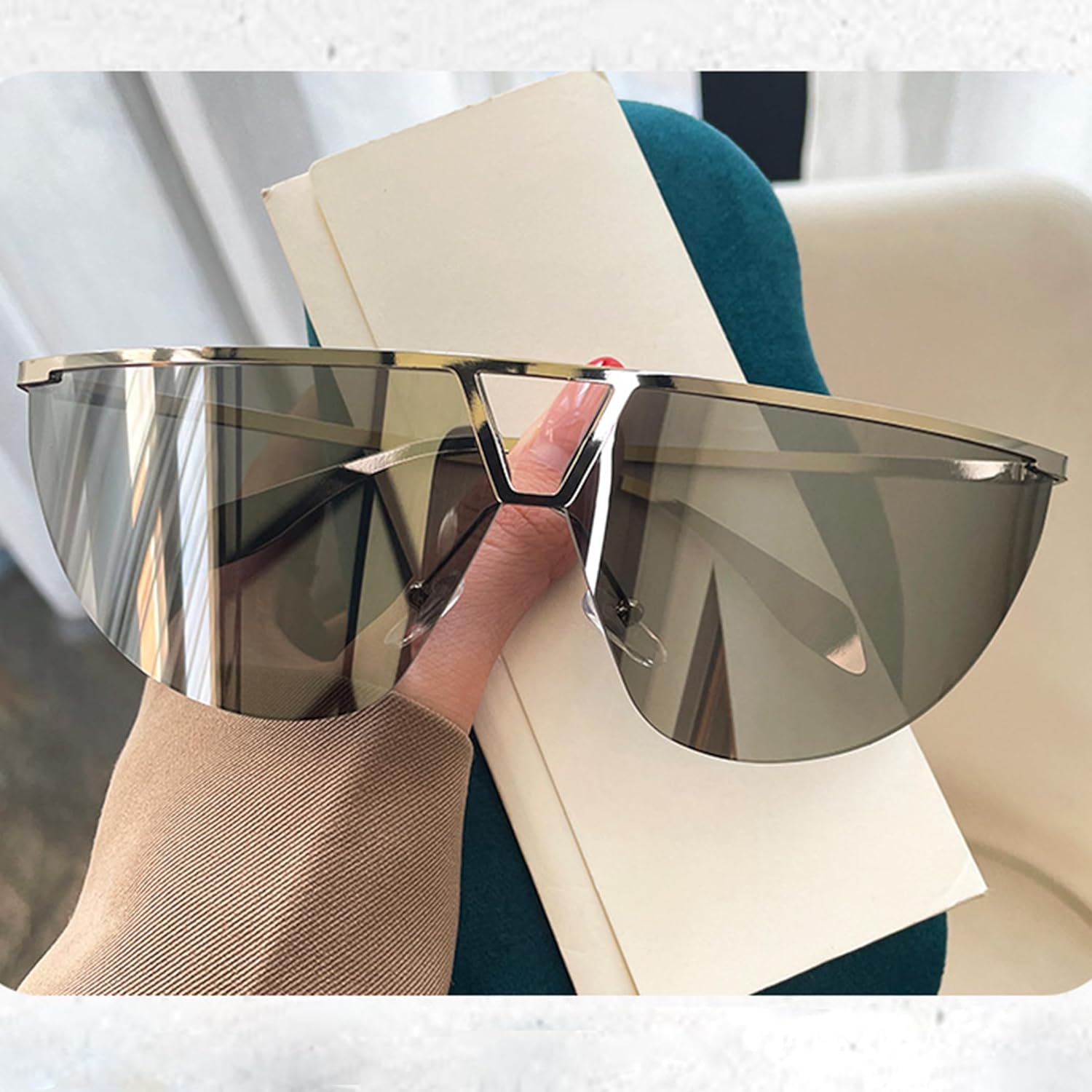 Солнцезащитные очки Bullabulling Y2K с обтекаемой формой для женщин и мужчин, солнцезащитные очки с плоской верхней частью, футуристические безрамочные солнцезащитные очки с градиентными линзами, Silver/Silver
Солнцезащитные очки Bullabulling Y2K с обтекаемой формой для женщин и мужчин, солнцезащитные очки с плоской верхней частью, футуристические безрамочные солнцезащитные очки с градиентными линзами, Silver/Silver