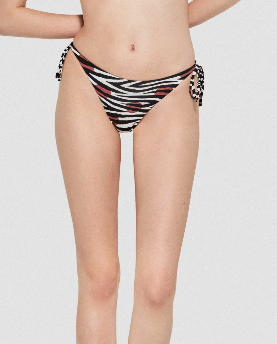 Двусторонние плавки бикини с завязками и принтом «Саванна» Gisela, мультиколор
Двусторонние плавки бикини с завязками и принтом «Саванна» Gisela, мультиколор