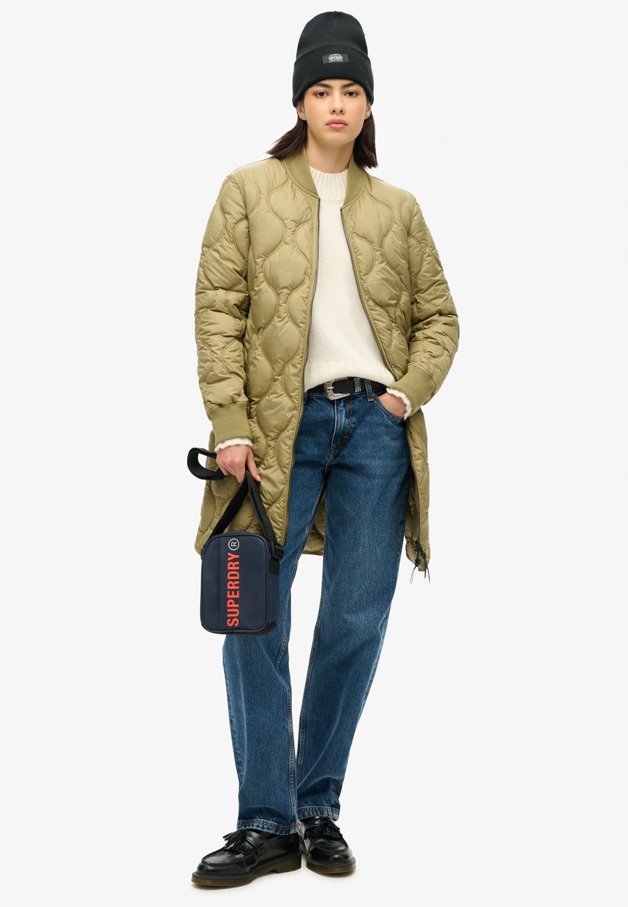 Сумка кросс-боди Superdry & Co TARP, Eclipse Navy/Blue
Сумка кросс-боди Superdry & Co TARP, Eclipse Navy/Blue