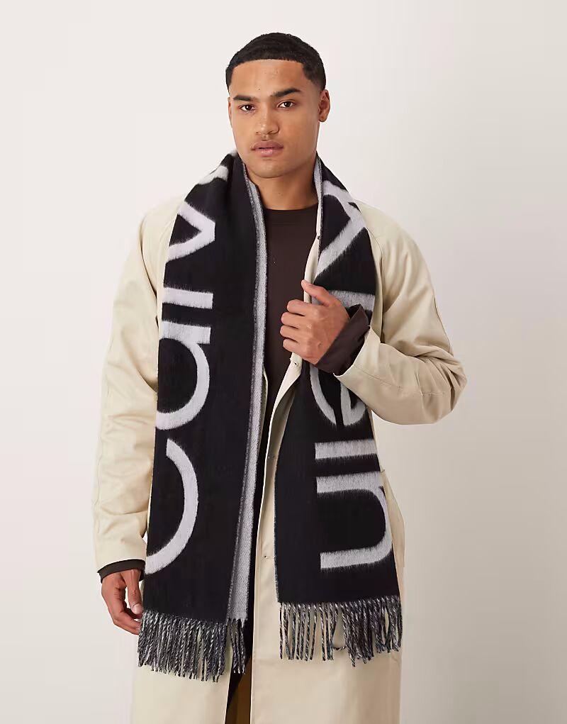 Шерстяной шарф с большим логотипом Calvin Klein черного цвета Calvin Klein Jeans
Шерстяной шарф с большим логотипом Calvin Klein черного цвета Calvin Klein Jeans