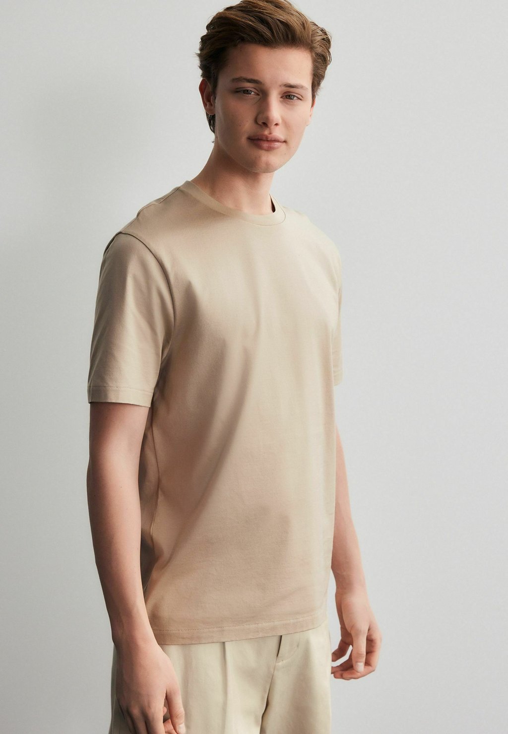 Базовая футболка Next, бежевый
Базовая футболка Next, бежевый