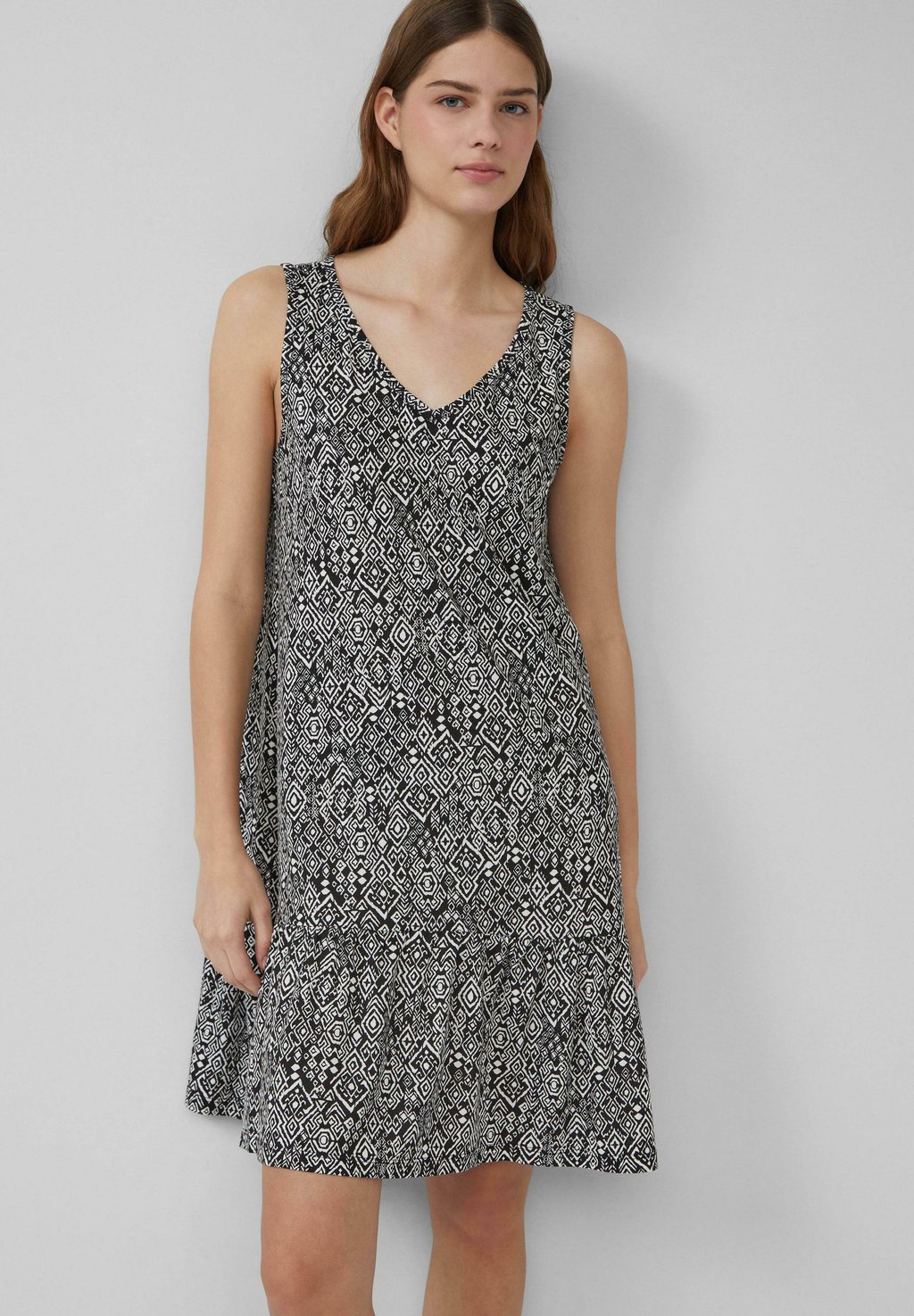 Платье из джерси KORTE MET STRIKDETAIL AAN DE ACHTERKANT s.Oliver, черный
Платье из джерси KORTE MET STRIKDETAIL AAN DE ACHTERKANT s.Oliver, черный