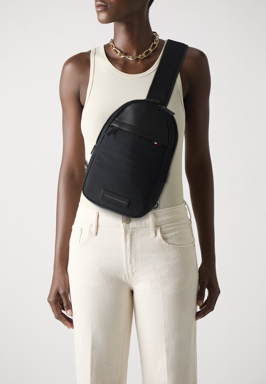 Сумка кросс-боди Tommy Hilfiger SLING PACK UNISEX, Black
Сумка кросс-боди Tommy Hilfiger SLING PACK UNISEX, Black