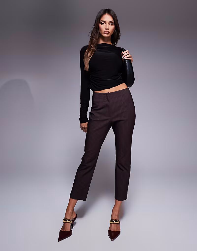 Капри в тонкую полоску коричневого цвета River Island
Капри в тонкую полоску коричневого цвета River Island