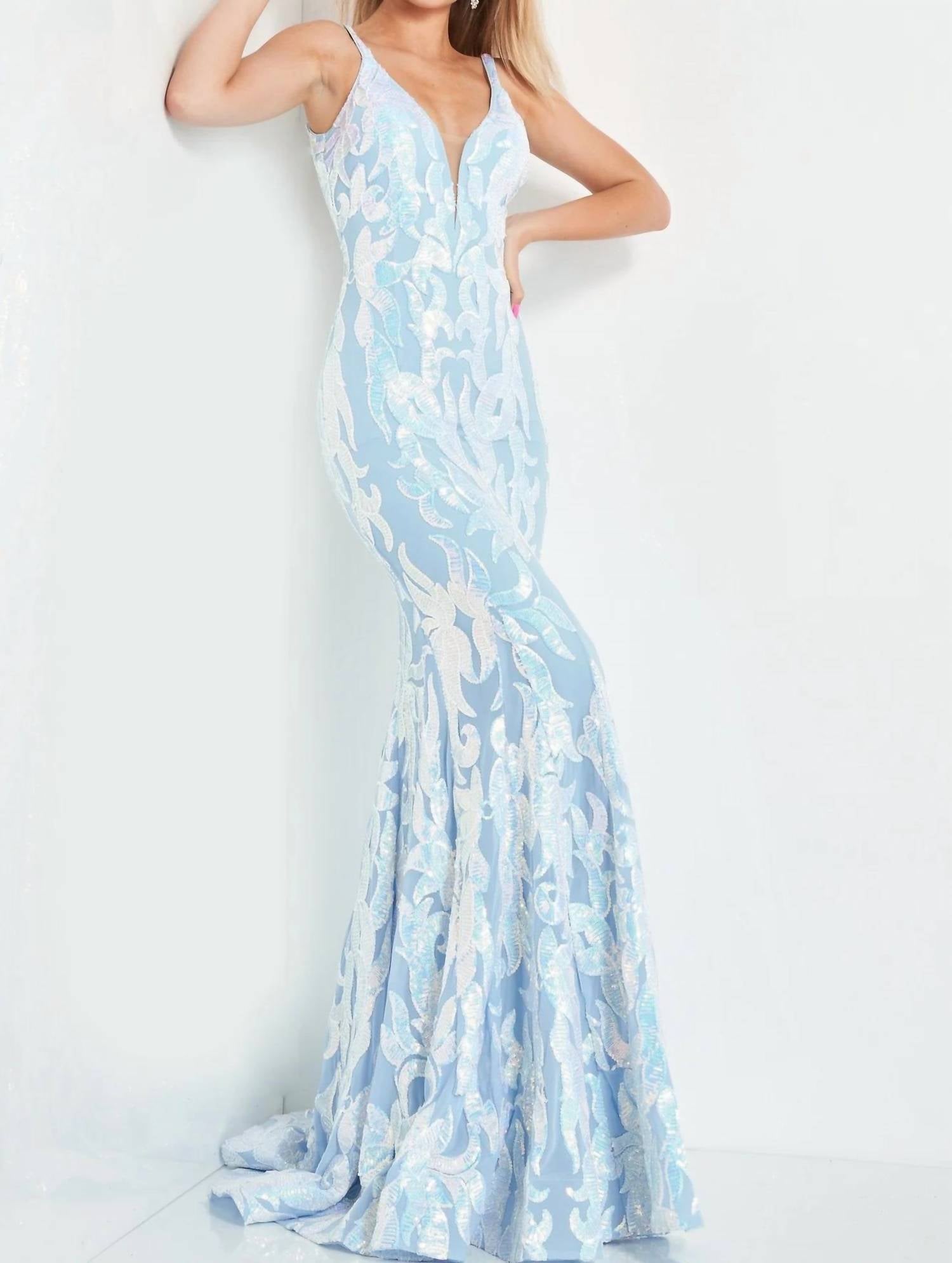 Обтягивающее платье в светло-голубом цвете JOVANI
Обтягивающее платье в светло-голубом цвете JOVANI