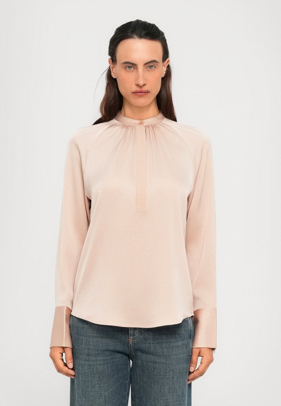 Блуза Filippa K GATHERED RAGLAN BLOUSE, Dusty Pink/Light Pink
Блуза Filippa K GATHERED RAGLAN BLOUSE, Dusty Pink/Light Pink