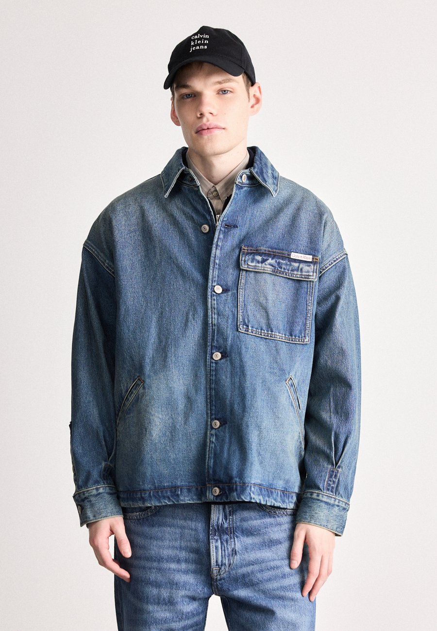 Куртка Calvin Klein Jeans Denim jacket, Gold Coast Sunset/Blue Denim
Куртка Calvin Klein Jeans Denim jacket, Gold Coast Sunset/Blue Denim