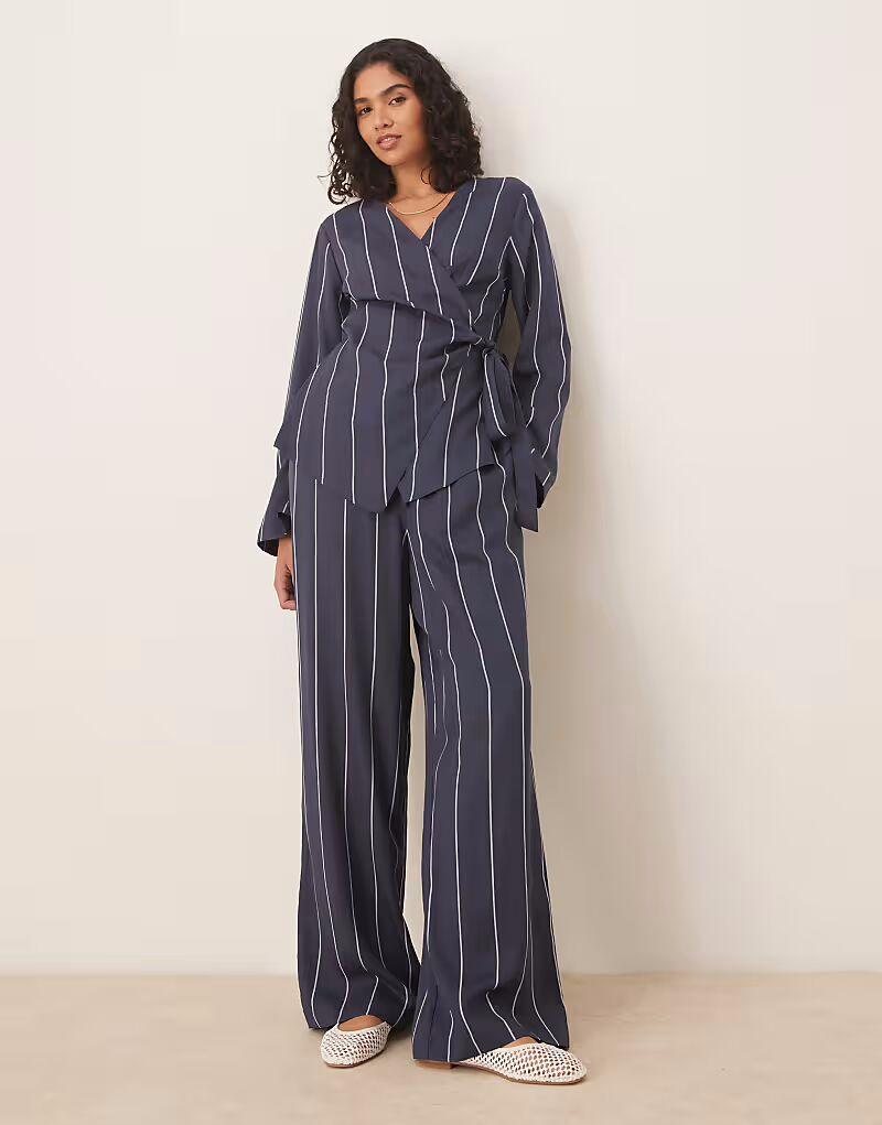 Широкие брюки в синюю полоску Asos Design
Широкие брюки в синюю полоску Asos Design