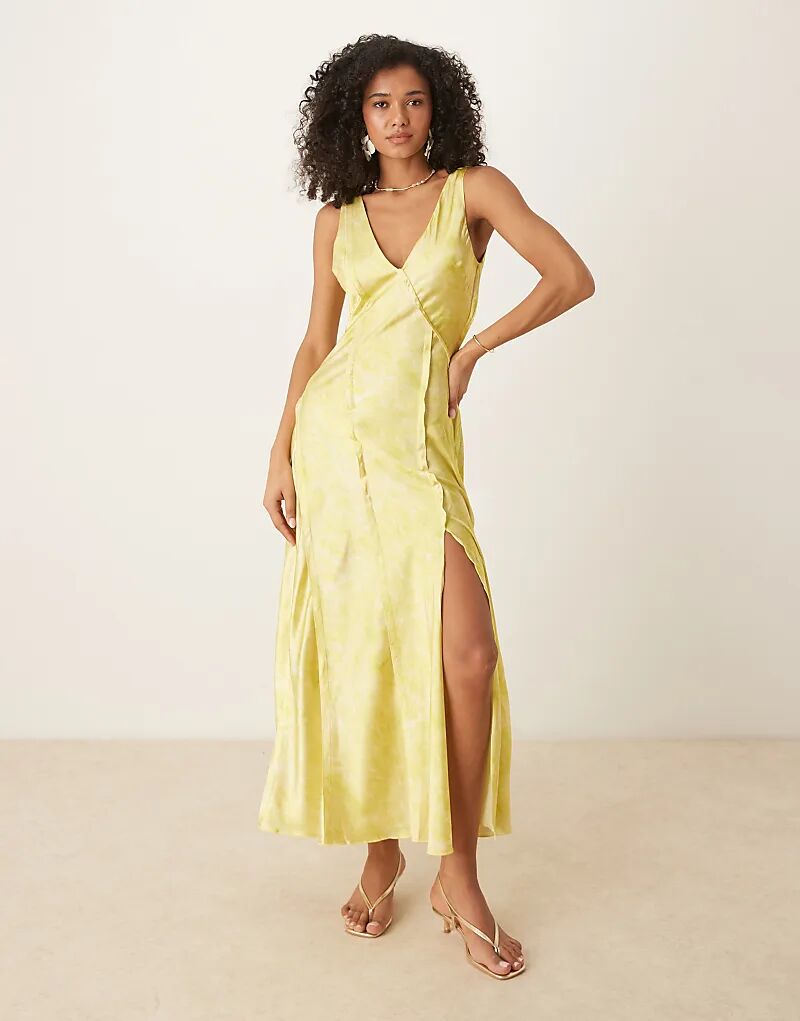 Платье миди из атласа ASOS DESIGN с перекрещивающимися складками на спине и размытым лимонным принтом
Платье миди из атласа ASOS DESIGN с перекрещивающимися складками на спине и размытым лимонным принтом