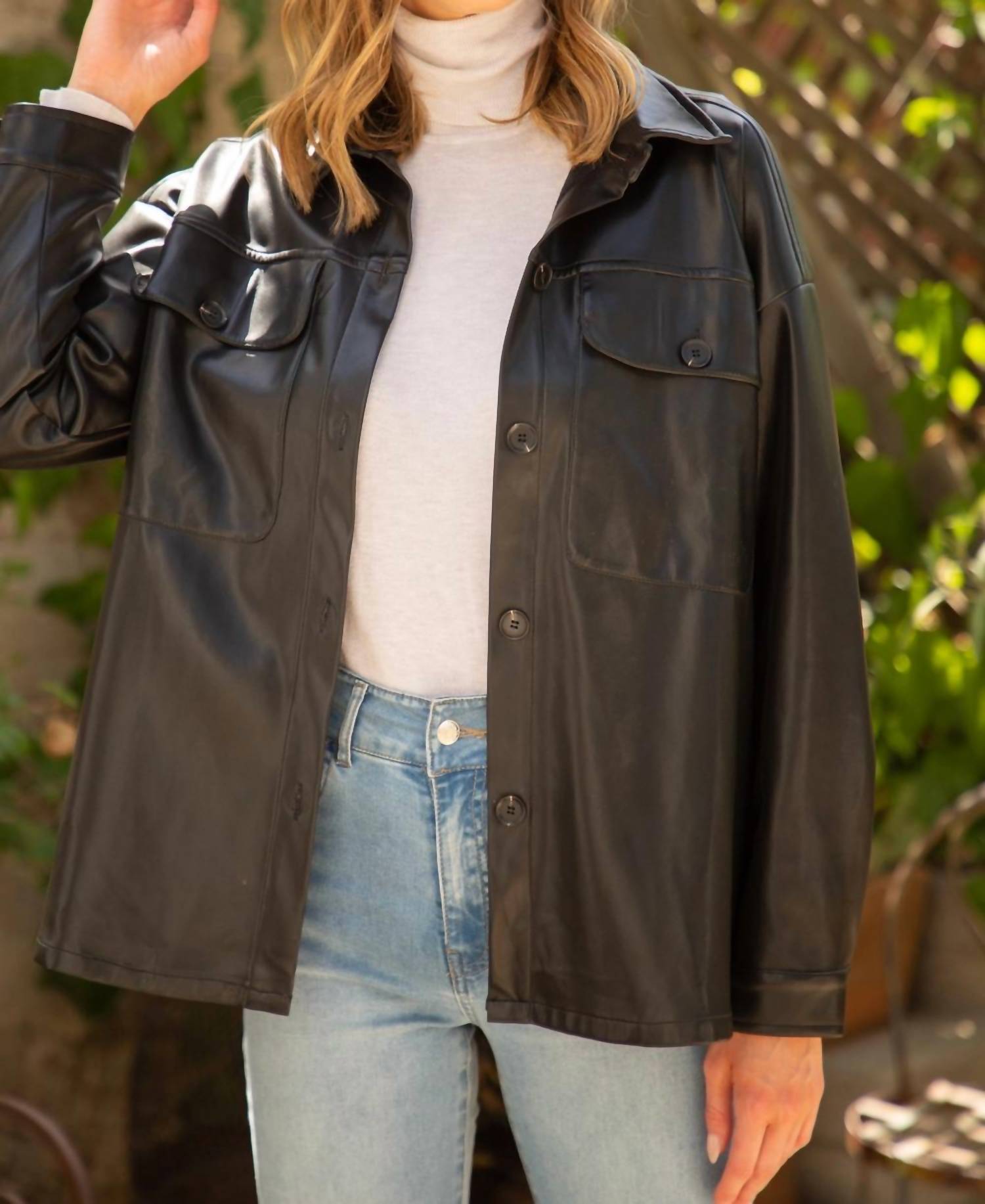 Живи на грани: искусственная кожаная куртка-рубашка в черном цвете Voy
Живи на грани: искусственная кожаная куртка-рубашка в черном цвете Voy