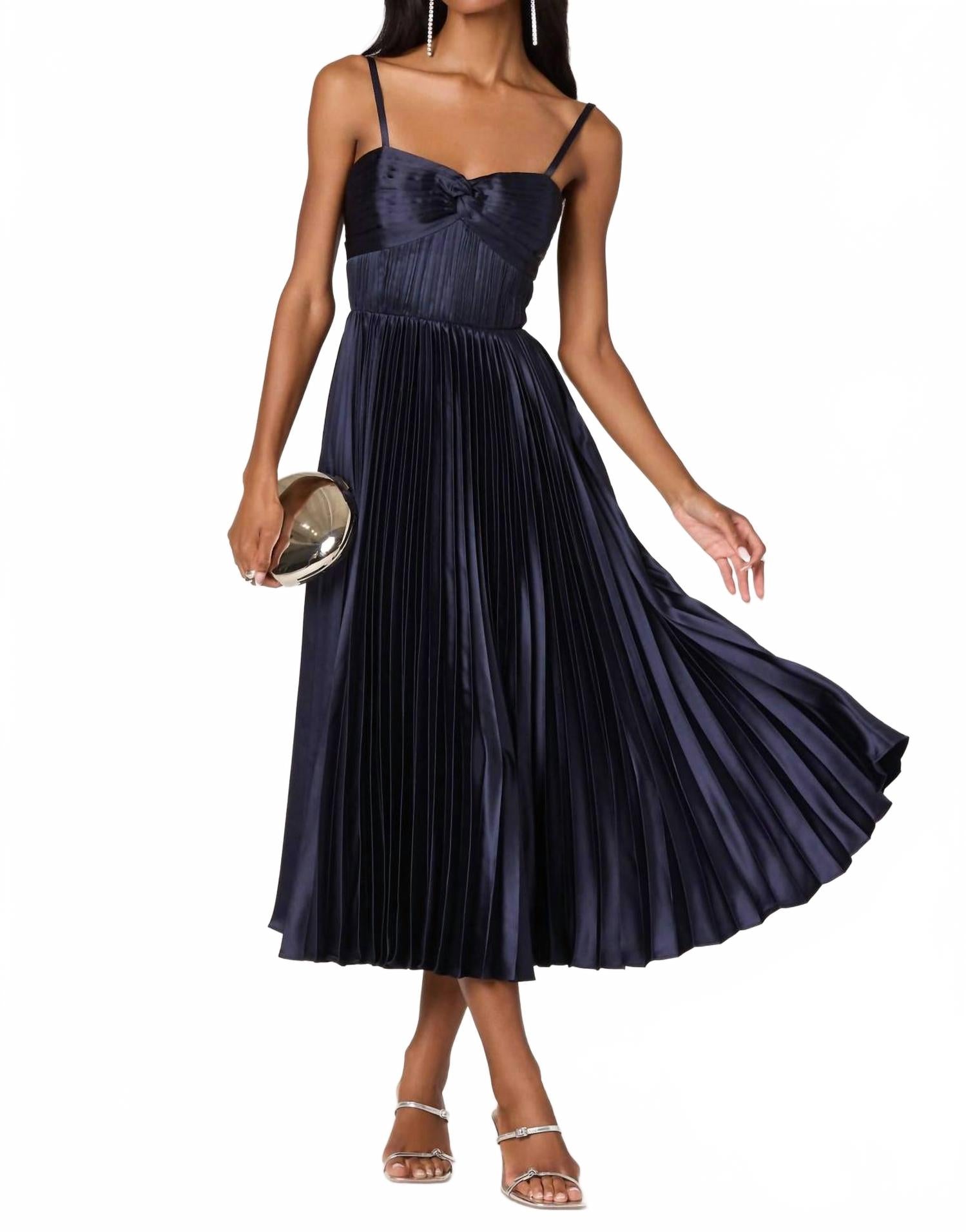 ASTR Платье-миди Ascella темно-синего цвета
ASTR Платье-миди Ascella темно-синего цвета