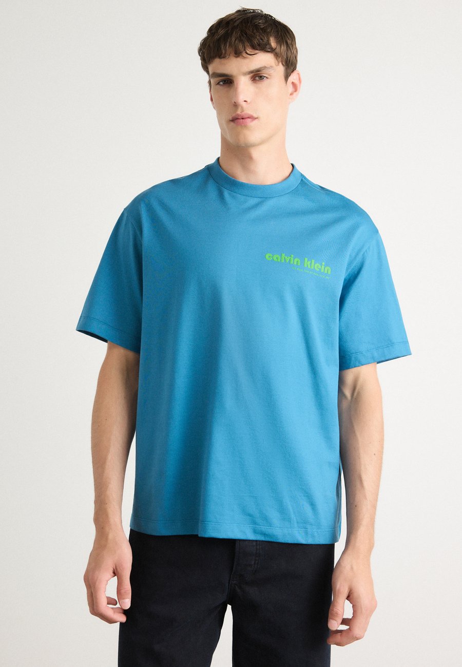 Футболка Calvin Klein Jeans BAUHAUS, Bluesteel/Light Blue, Синий, Футболка Calvin Klein Jeans BAUHAUS, Bluesteel/Light Blue
Футболка Calvin Klein Jeans BAUHAUS, Bluesteel/Light Blue, Синий, Футболка Calvin Klein Jeans BAUHAUS, Bluesteel/Light Blue