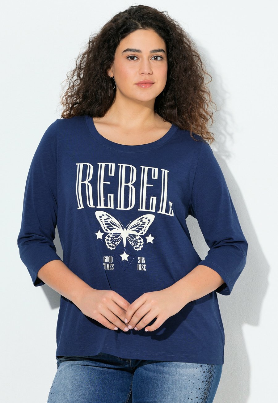 Топ Ulla Popken REBEL 3/4 SLEEVE GRAPHIC , Ink Blue/Metallic Blue
Топ Ulla Popken REBEL 3/4 SLEEVE GRAPHIC , Ink Blue/Metallic Blue