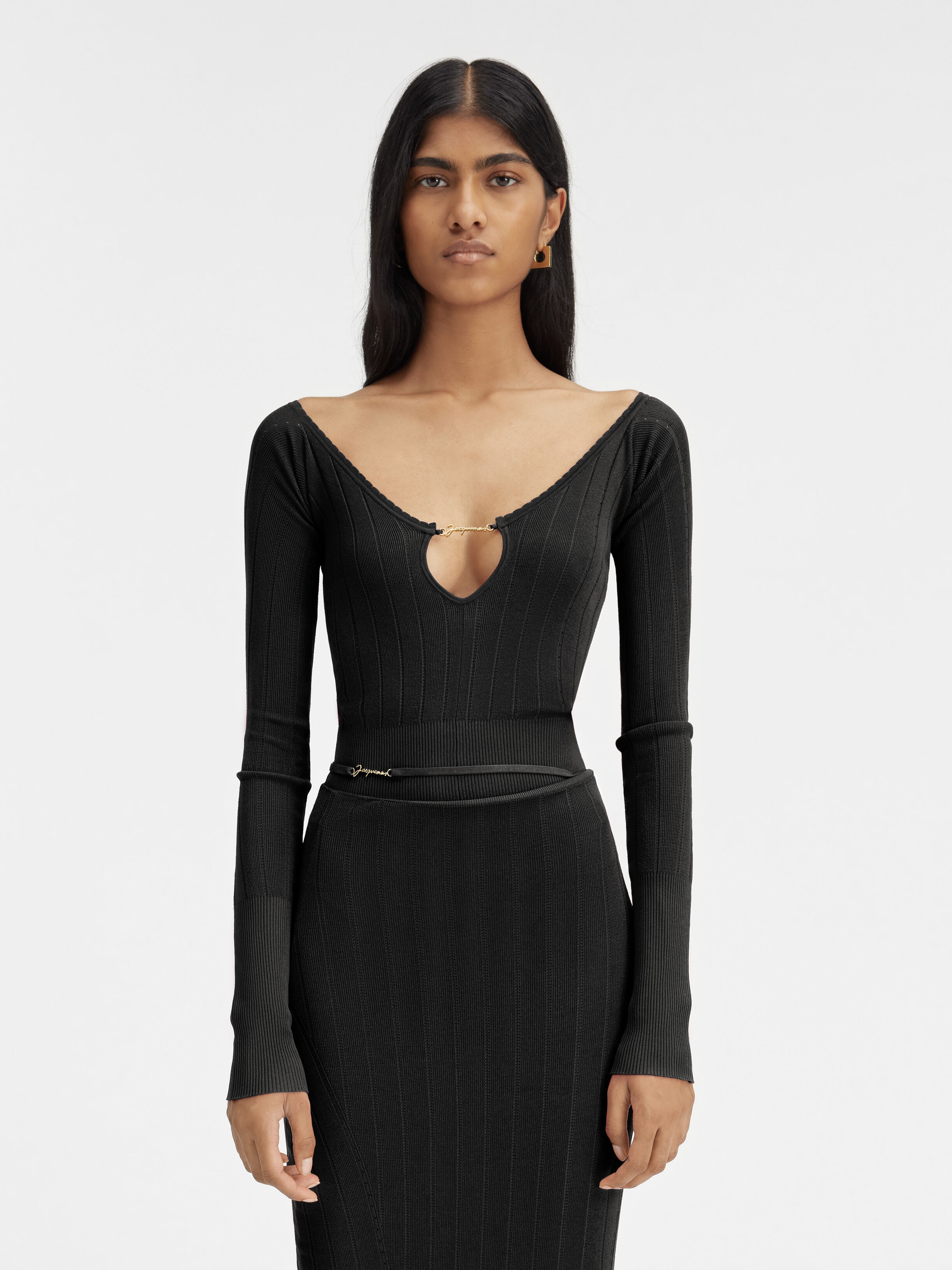 Топ с длинными рукавами и фестончатой отделкой JACQUEMUS The Pralù top, черный
Топ с длинными рукавами и фестончатой отделкой JACQUEMUS The Pralù top, черный