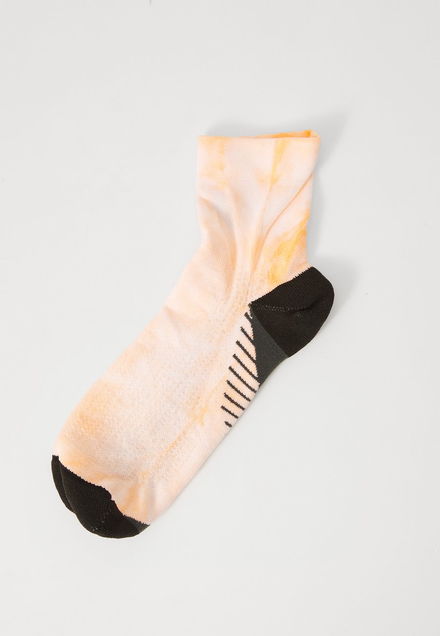 Носки ASICS PERFORMANCE RUN QUARTER UNISEX, Brilliant White/Orange Glow/White
Носки ASICS PERFORMANCE RUN QUARTER UNISEX, Brilliant White/Orange Glow/White