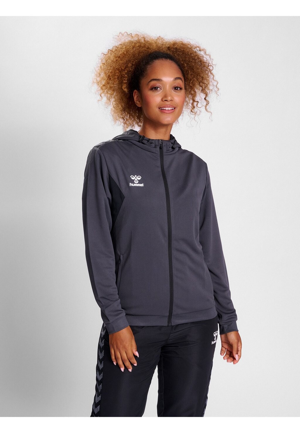 Куртка тренировочная Hummel, цвет asphalt
Куртка тренировочная Hummel, цвет asphalt