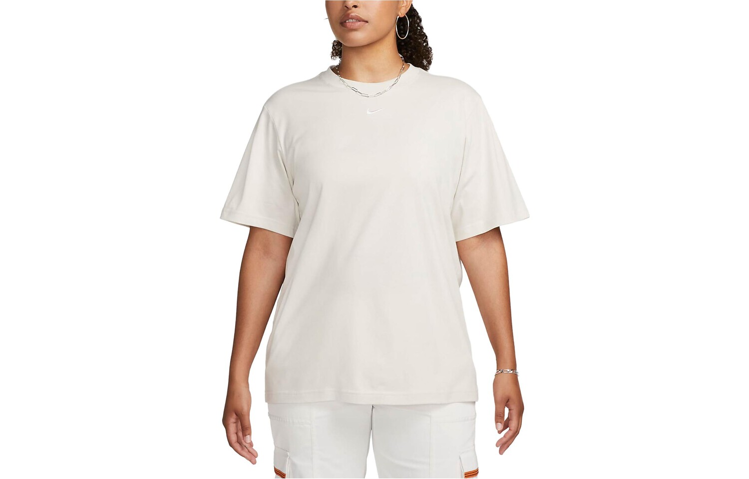 Спортивная женская футболка свободного кроя белого цвета Nike
Спортивная женская футболка свободного кроя белого цвета Nike