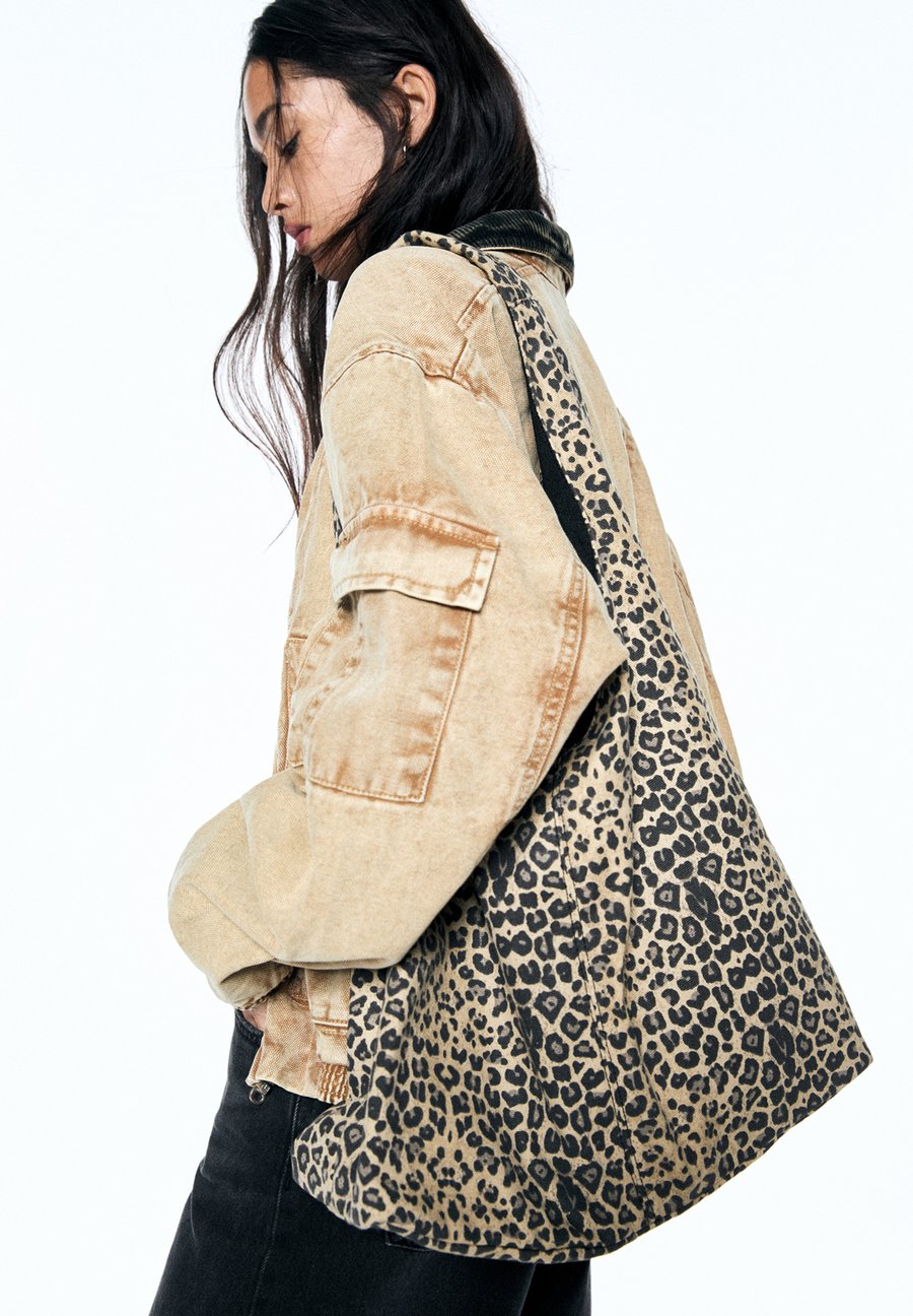 Сумка-шоппер PULL&BEAR Tote bag, Mottled Dark Brown
Сумка-шоппер PULL&BEAR Tote bag, Mottled Dark Brown