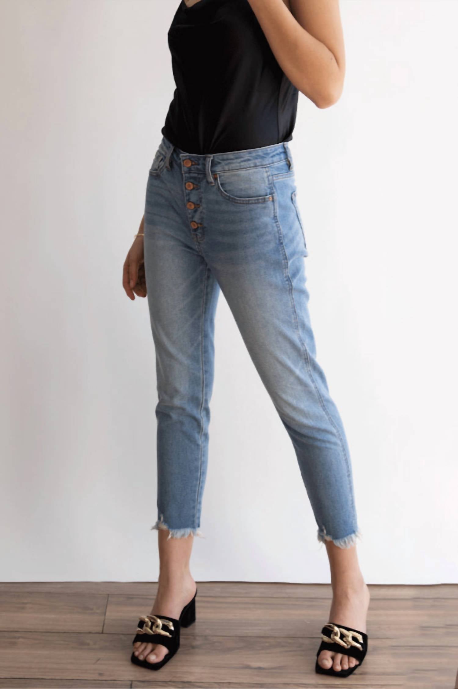 Eugene джинсы прямые с высокой посадкой в синем цвете KanCan
Eugene джинсы прямые с высокой посадкой в синем цвете KanCan