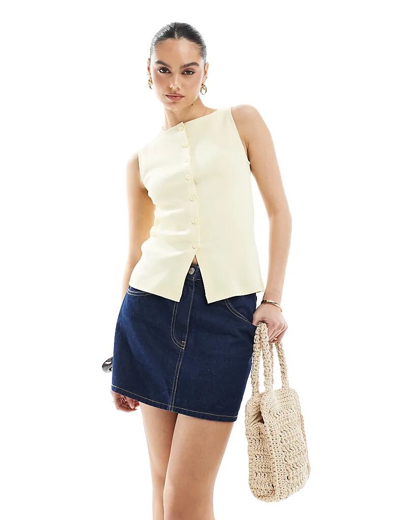 Желтая пуговица на майке New Look
Желтая пуговица на майке New Look