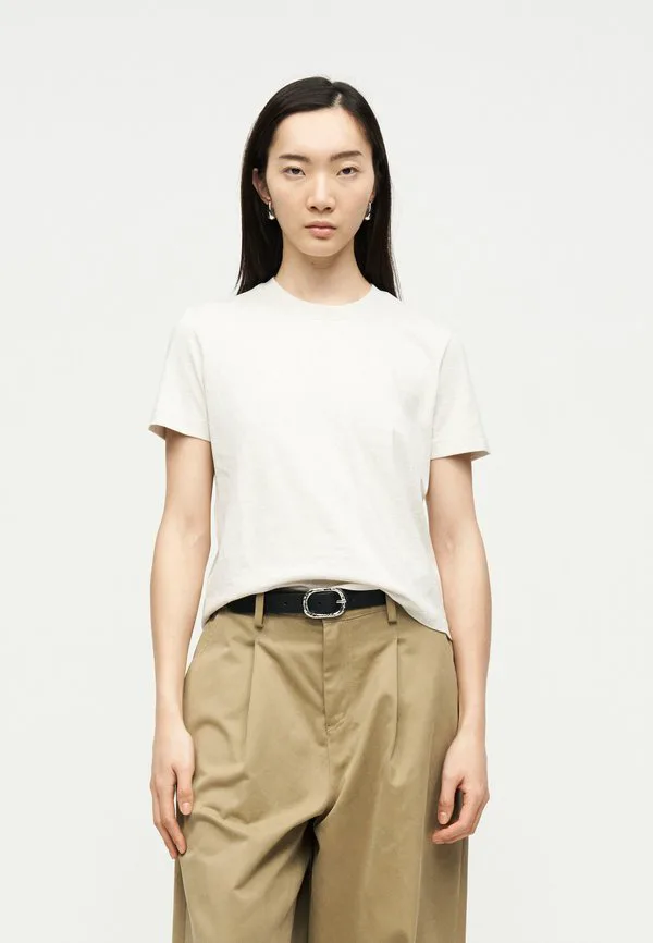 Классическая футболка с логотипом и базовым дизайном. Calvin Klein, Grey Heather, Серый, Классическая футболка с логотипом и базовым дизайном. Calvin Klein, Grey Heather
Классическая футболка с логотипом и базовым дизайном. Calvin Klein, Grey Heather, Серый, Классическая футболка с логотипом и базовым дизайном. Calvin Klein, Grey Heather