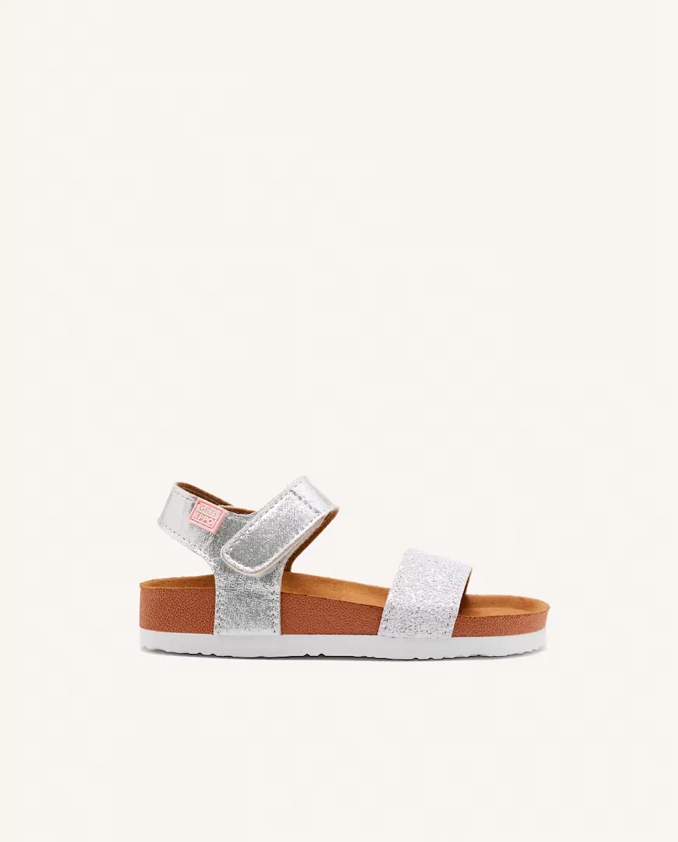 Шлепанцы для девочек с биоподошвой и регулируемым ремешком с клейкой застежкой Gioseppo, серебряный
Шлепанцы для девочек с биоподошвой и регулируемым ремешком с клейкой застежкой Gioseppo, серебряный