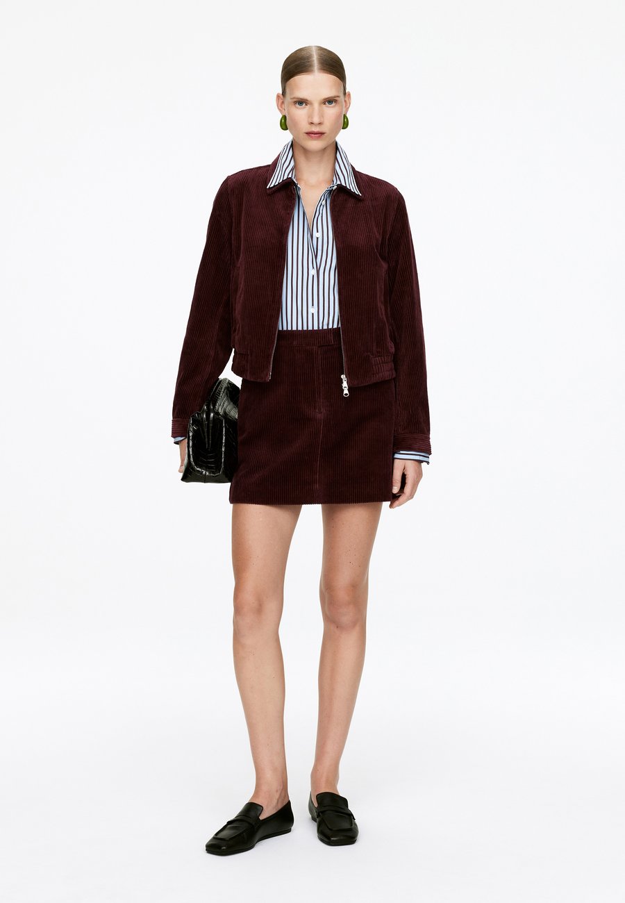 Блуза ARKET Button-down blouse, Burgundy/Bordeaux
Блуза ARKET Button-down blouse, Burgundy/Bordeaux