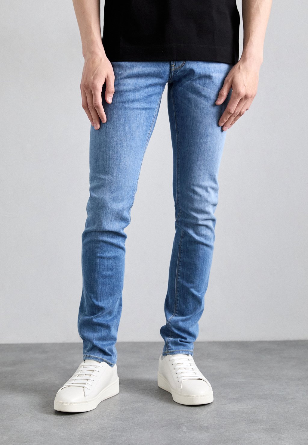 Джинсы облегающего кроя POCKETS PANT Emporio Armani, цвет Light Blue Denim 0943
Джинсы облегающего кроя POCKETS PANT Emporio Armani, цвет Light Blue Denim 0943