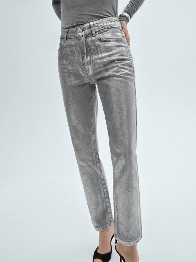 Джинсы из мерцающего металлического денима Mango, серебряный 
Джинсы из мерцающего металлического денима Mango, серебряный