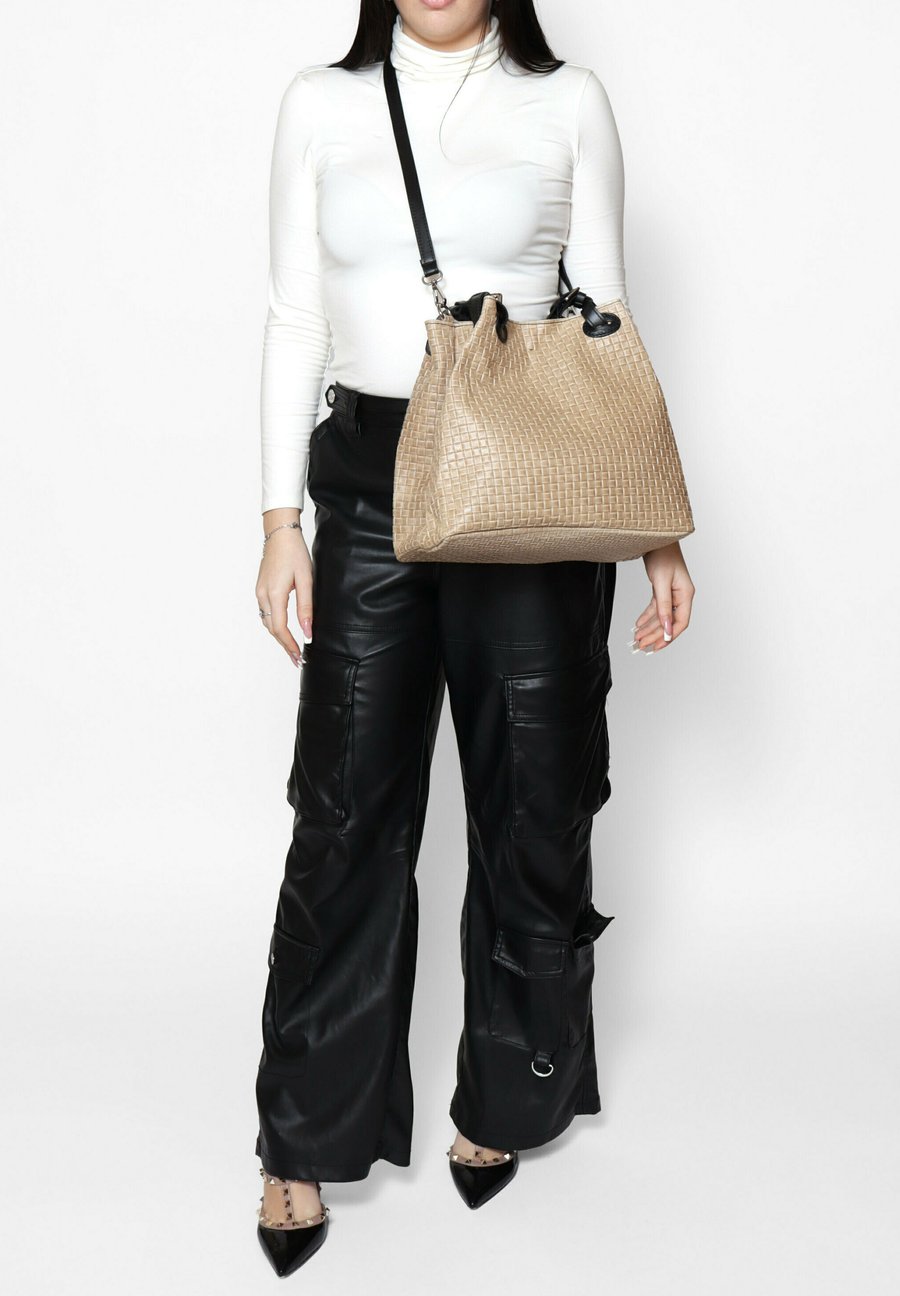 Сумка Chiara Ferretti Handbag, Taupe
Сумка Chiara Ferretti Handbag, Taupe