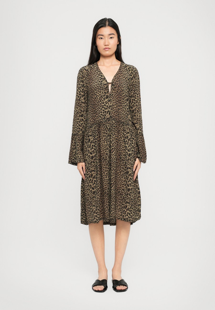 Платье Zadig & Voltaire RINAS SOFT LEO, Leaves/Brown
Платье Zadig & Voltaire RINAS SOFT LEO, Leaves/Brown