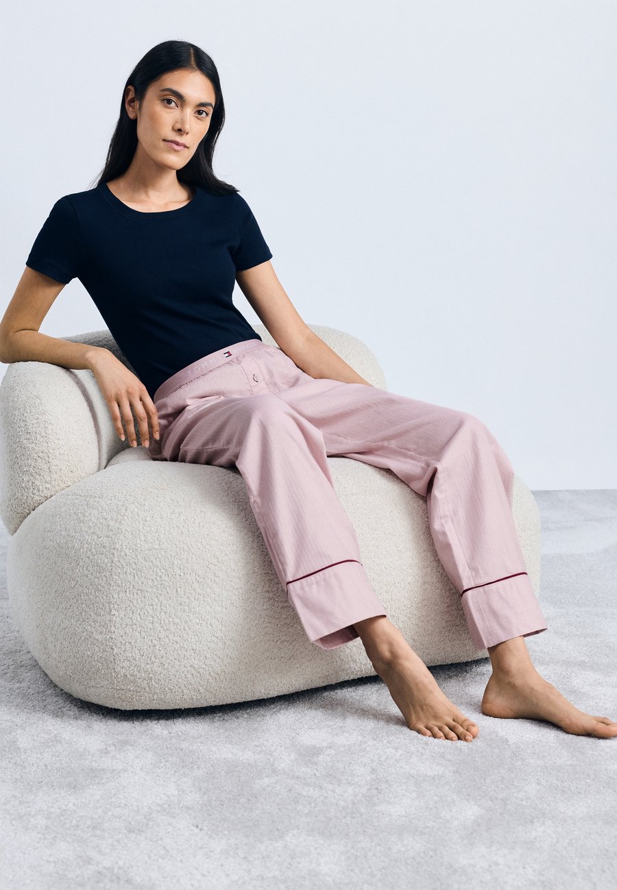 Пижамные брюки Tommy Hilfiger SLEEP SOLID PANTS, Foggy Pink/Light Pink
Пижамные брюки Tommy Hilfiger SLEEP SOLID PANTS, Foggy Pink/Light Pink