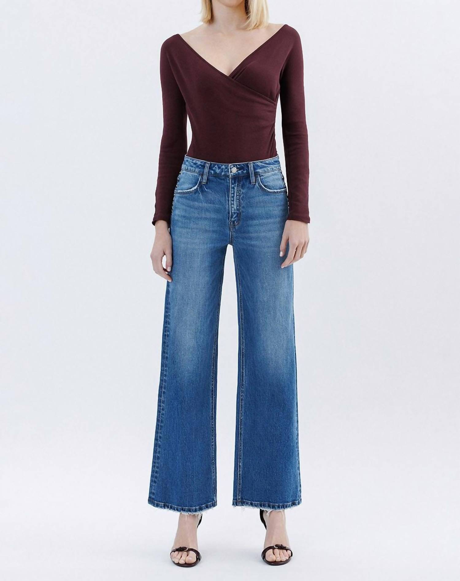 Синие джинсы с завышенной талией и широкими штанинами, украшенные шипами VERVET BY FLYING MONKEY
Синие джинсы с завышенной талией и широкими штанинами, украшенные шипами VERVET BY FLYING MONKEY