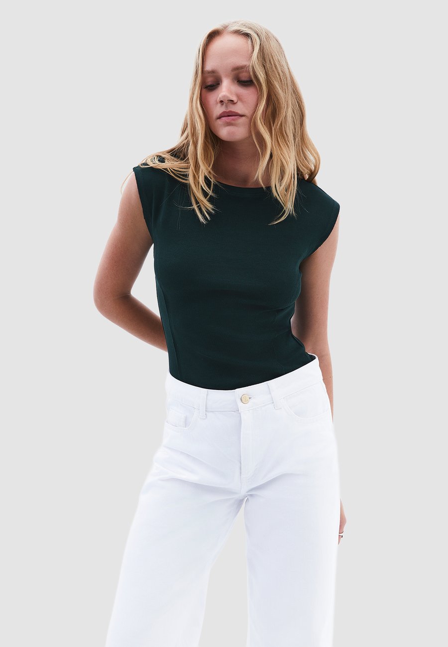 Футболка OXXO MIT WEITEM AUSSCHNITT, Scarab/Teal
Футболка OXXO MIT WEITEM AUSSCHNITT, Scarab/Teal