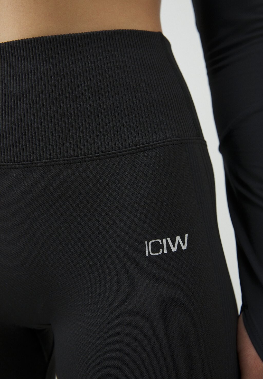 Тайтсы SEAMLESS ICANIWILL, черный
Тайтсы SEAMLESS ICANIWILL, черный