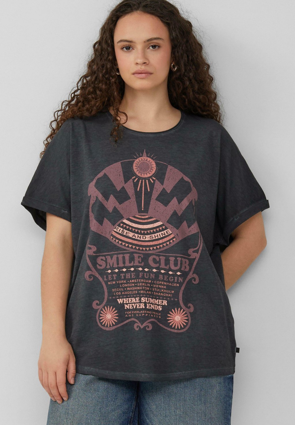 Футболка с принтом QS, темно-серый
Футболка с принтом QS, темно-серый