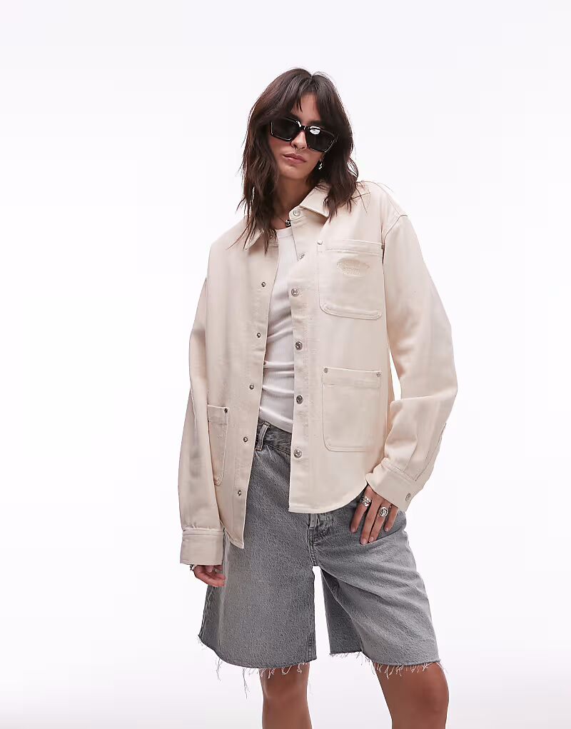 Рубашка в стиле вестерн с длинными рукавами из овсяной ткани от House of Sunny.
Рубашка в стиле вестерн с длинными рукавами из овсяной ткани от House of Sunny.