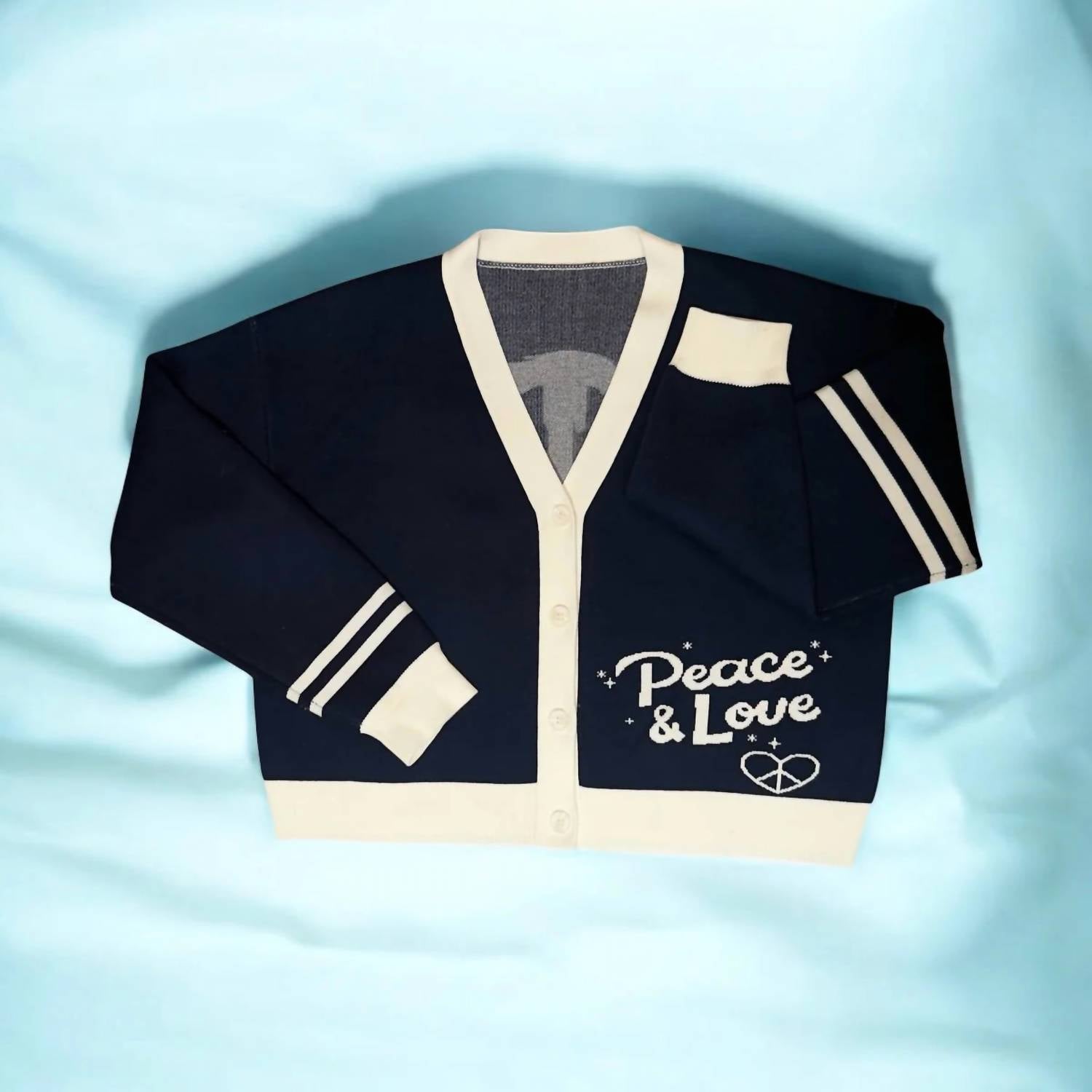 Женский кардиган Peace Love в темно-синем цвете Two to Five
Женский кардиган Peace Love в темно-синем цвете Two to Five