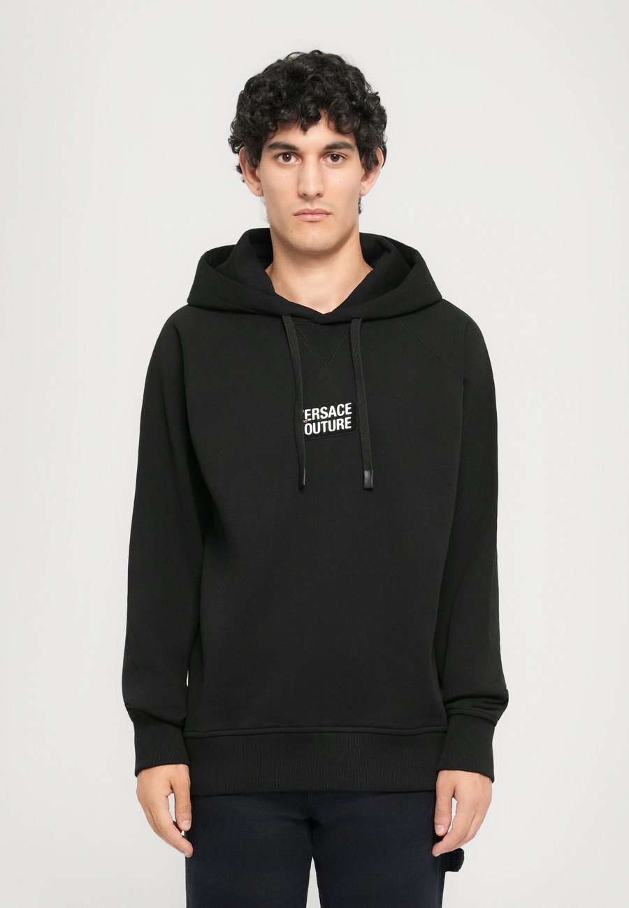 Толстовка Versace Jeans Couture LOGO SQUARE PATCH, Black
Толстовка Versace Jeans Couture LOGO SQUARE PATCH, Black