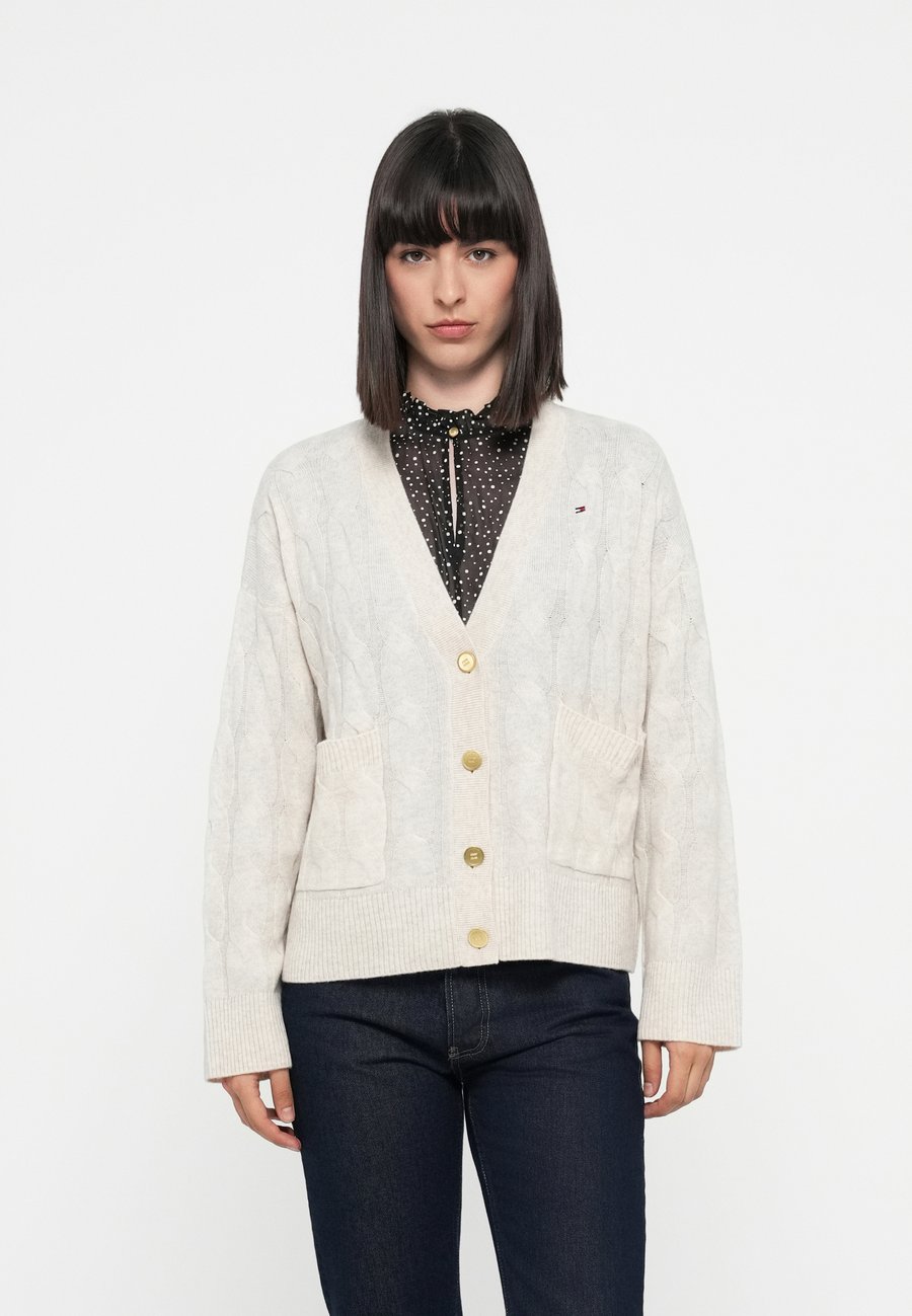 Кардиган Tommy Hilfiger SOFT CABLE CARDI, Heather Oatmilk/White
Кардиган Tommy Hilfiger SOFT CABLE CARDI, Heather Oatmilk/White